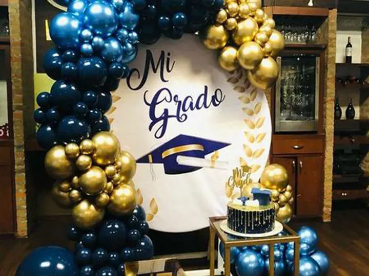 Decoración de grado en azul y dorado con globos