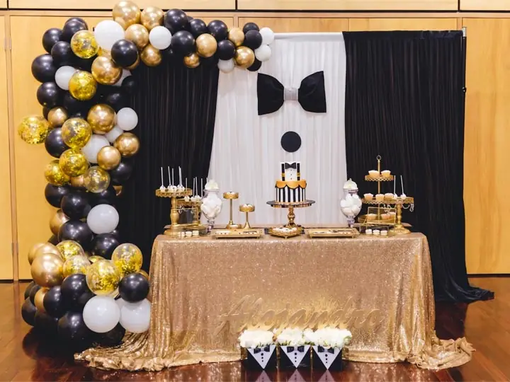 Decoración elegante en negro y dorado para grado