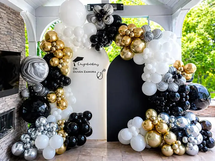 Decoración de grado en blanco, negro y dorado