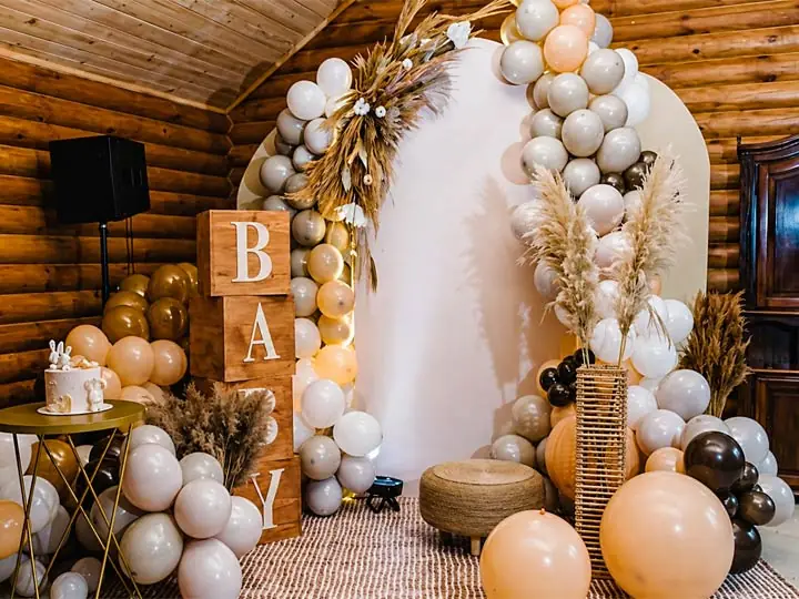 Decoración de baby shower rústica con pampas