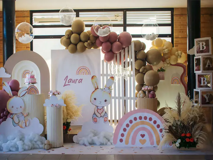 Decoración de baby shower con conejos