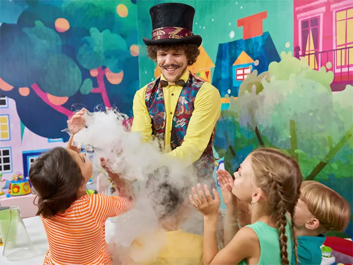 Recreacionista en fiesta infantil con efectos especiales