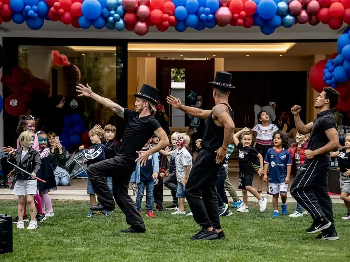 Show de baile y animación en fiesta infantil al aire libre